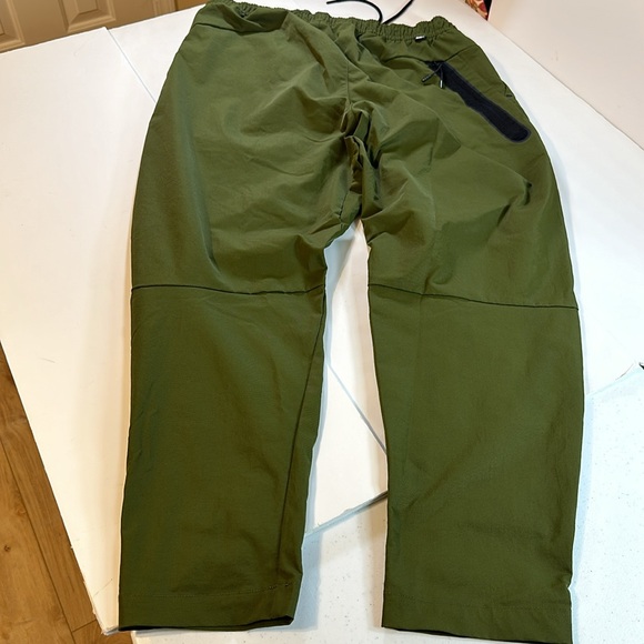 Men’s Nike Sportswear Woven Unlined Commuter Pants - Picture 7 of 12